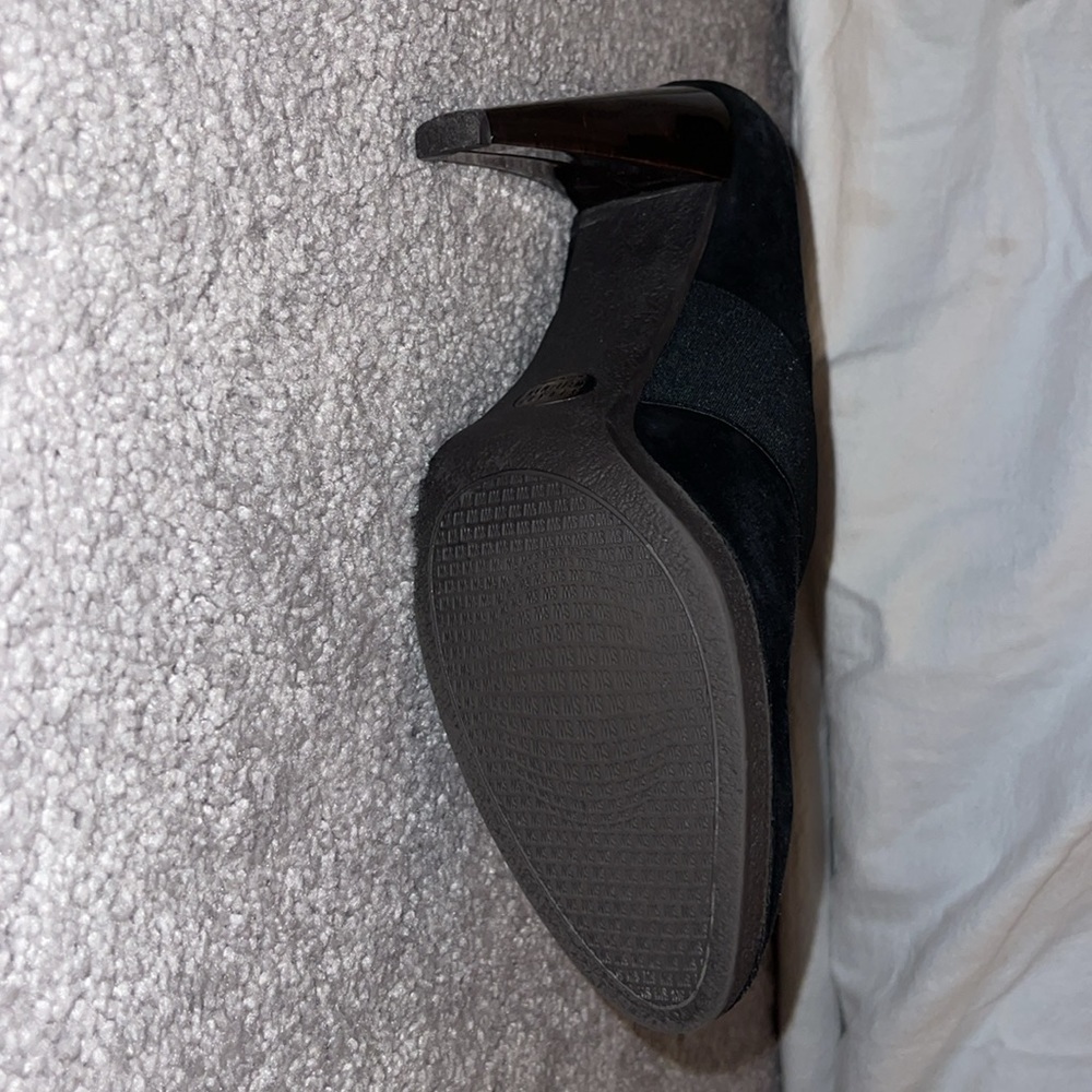 Stuart Weitzman - Picture 2 of 3